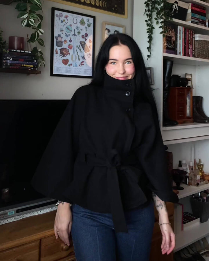 Marianne™ | Elegante Hochgeschlossene Cape-Jacke mit Gürtel
